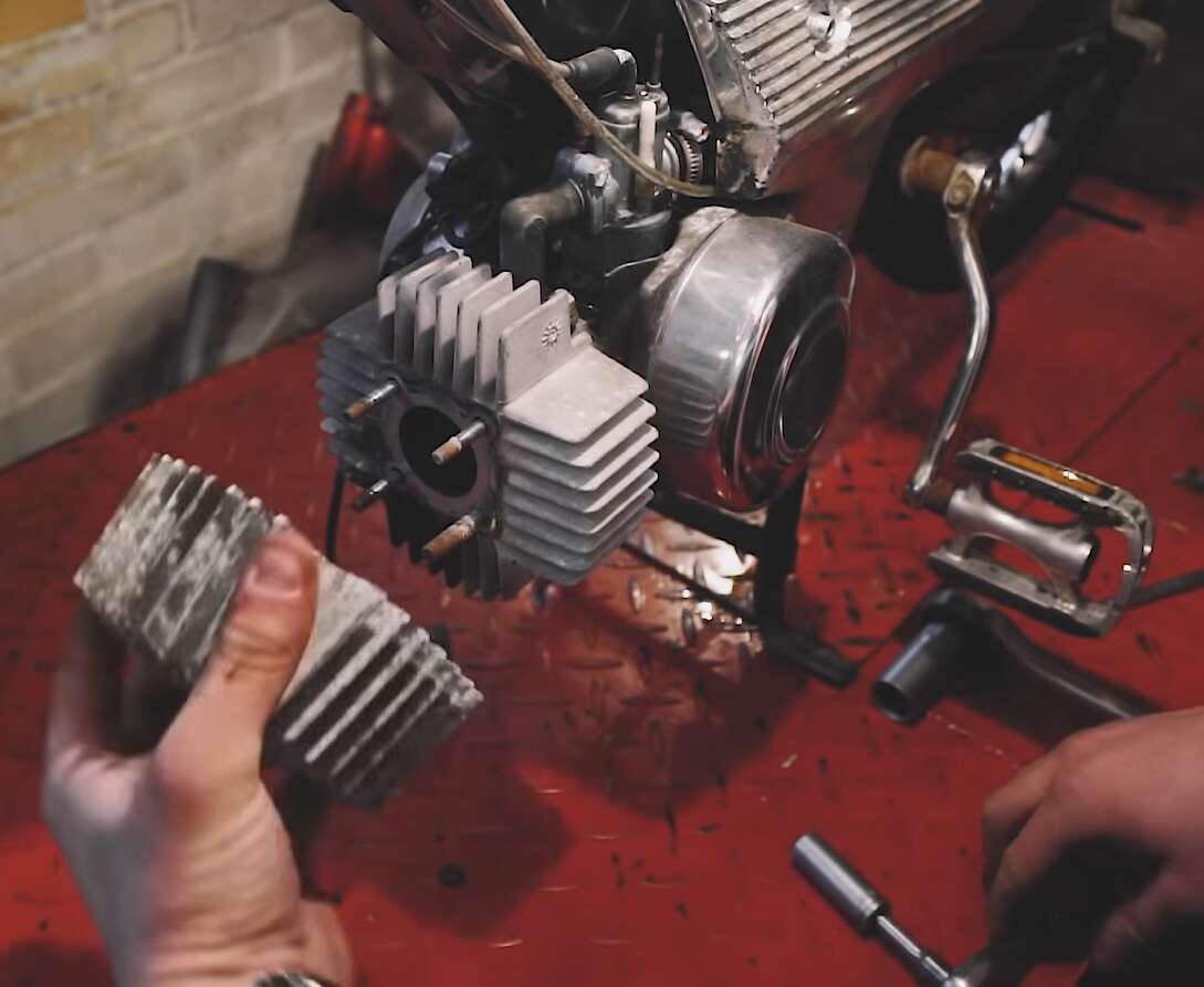 Den Zylinderkopf muss man vorsichtig lösen - beispielsweise mit einem Gummihammer Den Zylinderkopf muss man vorsichtig lösen - beispielsweise mit einem Gummihammer