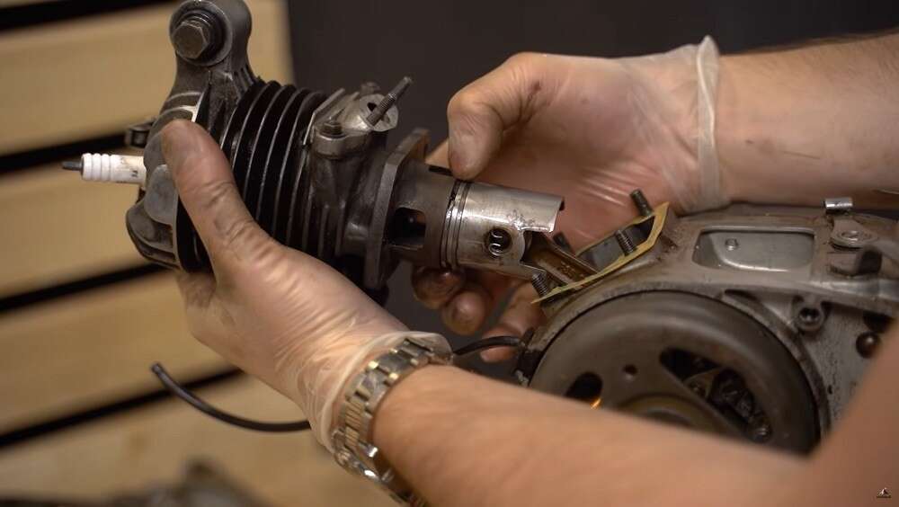 Der Kolben gibt die im Zylinder erzeugte Energie weiter - gute Schmierung ist extrem wichtig Der Kolben gibt die im Zylinder erzeugte Energie weiter - gute Schmierung ist extrem wichtig