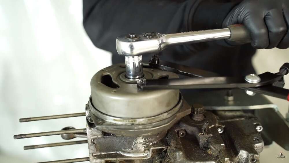 Polrad abziehen an deinem Puch-Töffli Polrad abziehen an deinem Puch-Töffli