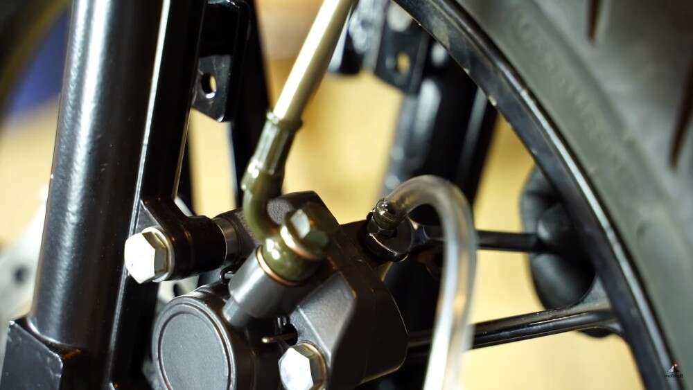 Das Entlüftungsventil wird während des Entlüftungsprozesses einige male auf- und zugedreht Das Entlüftungsventil wird während des Entlüftungsprozesses einige male auf- und zugedreht