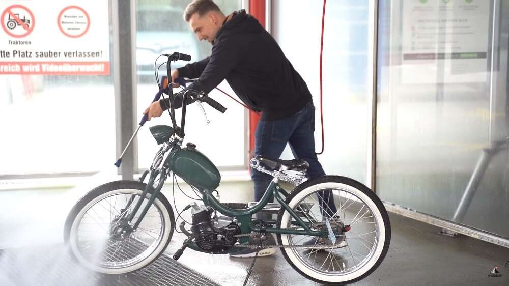 Den Strahl des Hochdruckreinigers sollte man nicht direkt an das Mofa halten Den Strahl des Hochdruckreinigers sollte man nicht direkt an das Mofa halten