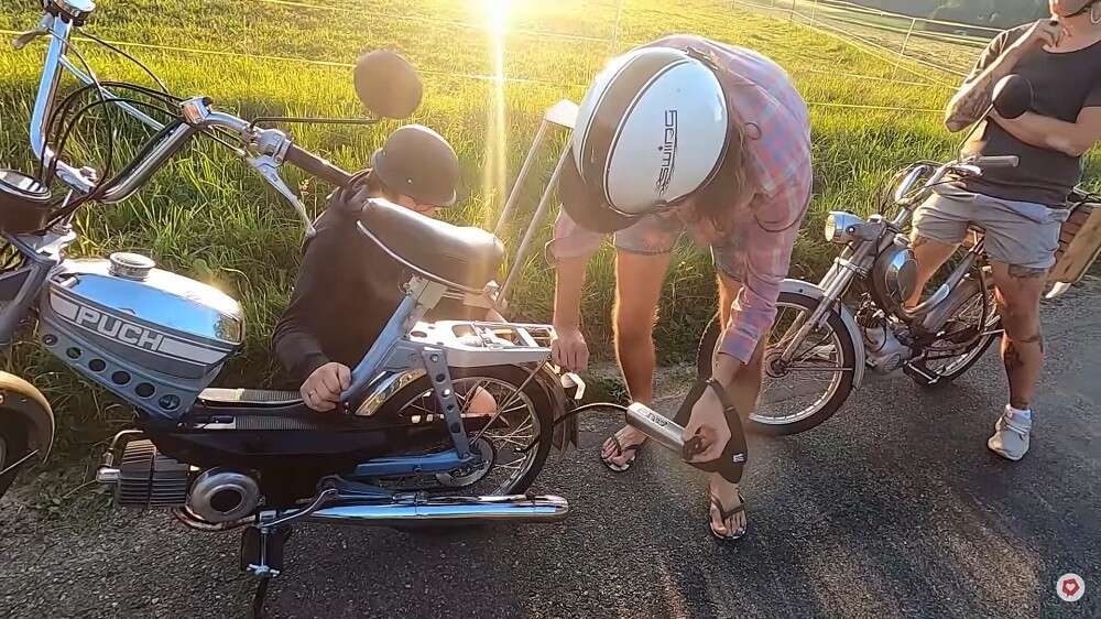 Werkzeug, um einen Platten zu reparieren, sollte man sowieso immer dabei haben Werkzeug, um einen Platten zu reparieren, sollte man sowieso immer dabei haben