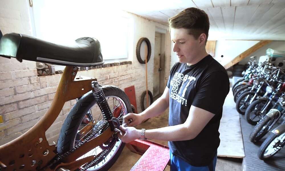 Mit den Radspannern lässt sich die Kette auf die gewünschte Spannung einstellen Mit den Radspannern lässt sich die Kette auf die gewünschte Spannung einstellen