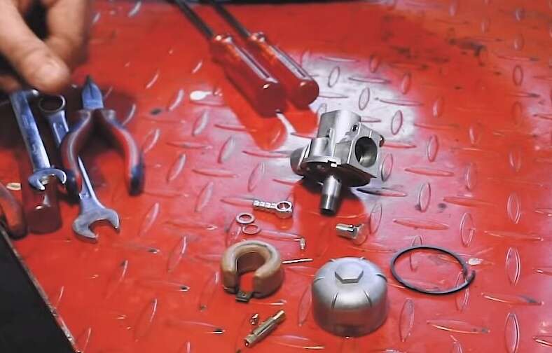 Für die gründliche Reinigung im Ultraschallbad muss der Vergaser komplett zerlegt werden Für die gründliche Reinigung im Ultraschallbad muss der Vergaser komplett zerlegt werden