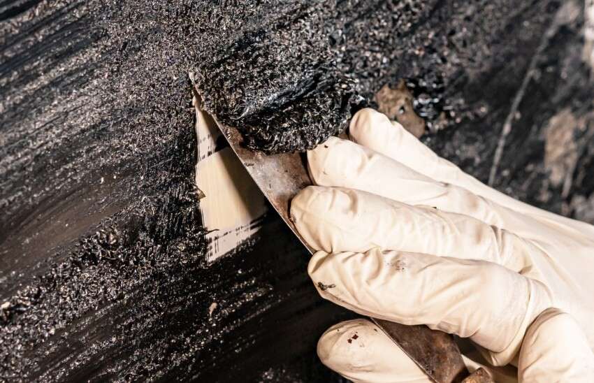 Nach der angegebenen Einwirkzeit kann man den Lack vorsichtig mit einem Spachtel entfernen Nach der angegebenen Einwirkzeit kann man den Lack vorsichtig mit einem Spachtel entfernen