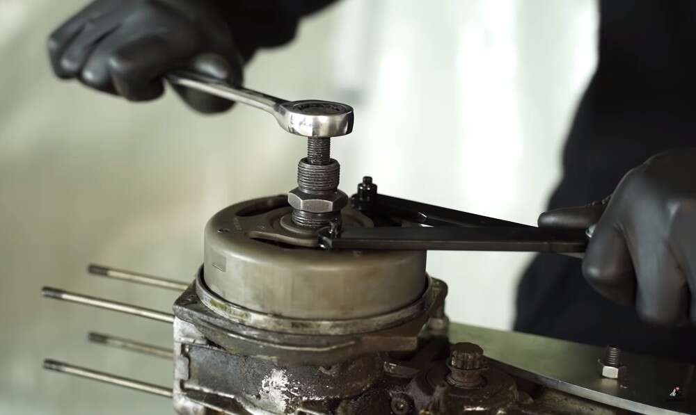 Im 3. Schritt wird das Polrad abgeschraubt - nun lässt es sich einfach entfernen Im 3. Schritt wird das Polrad abgeschraubt - nun lässt es sich einfach entfernen