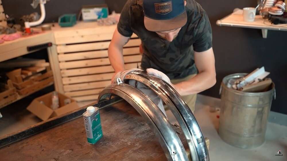 Generell ist von aggressivem Vorgehen abzuraten - allzu schnell entstehen tiefe Kratzer Generell ist von aggressivem Vorgehen abzuraten - allzu schnell entstehen tiefe Kratzer