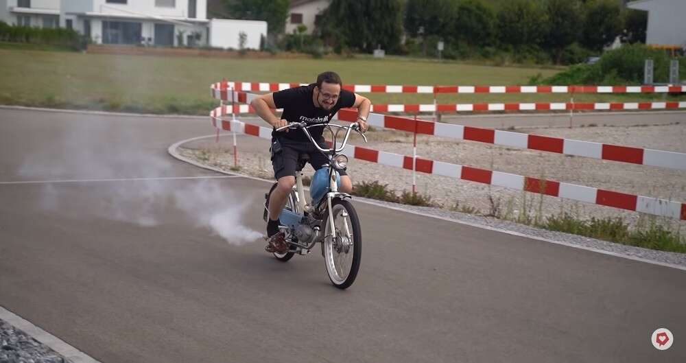 Chrigi-mit-qualmendem-Mofa Chrigi-mit-qualmendem-Mofa