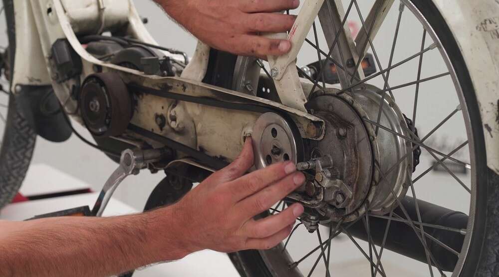 Keilriemen an deinem Piaggio Ciao Töffli spannen und wechseln Keilriemen an deinem Piaggio Ciao Töffli spannen und wechseln