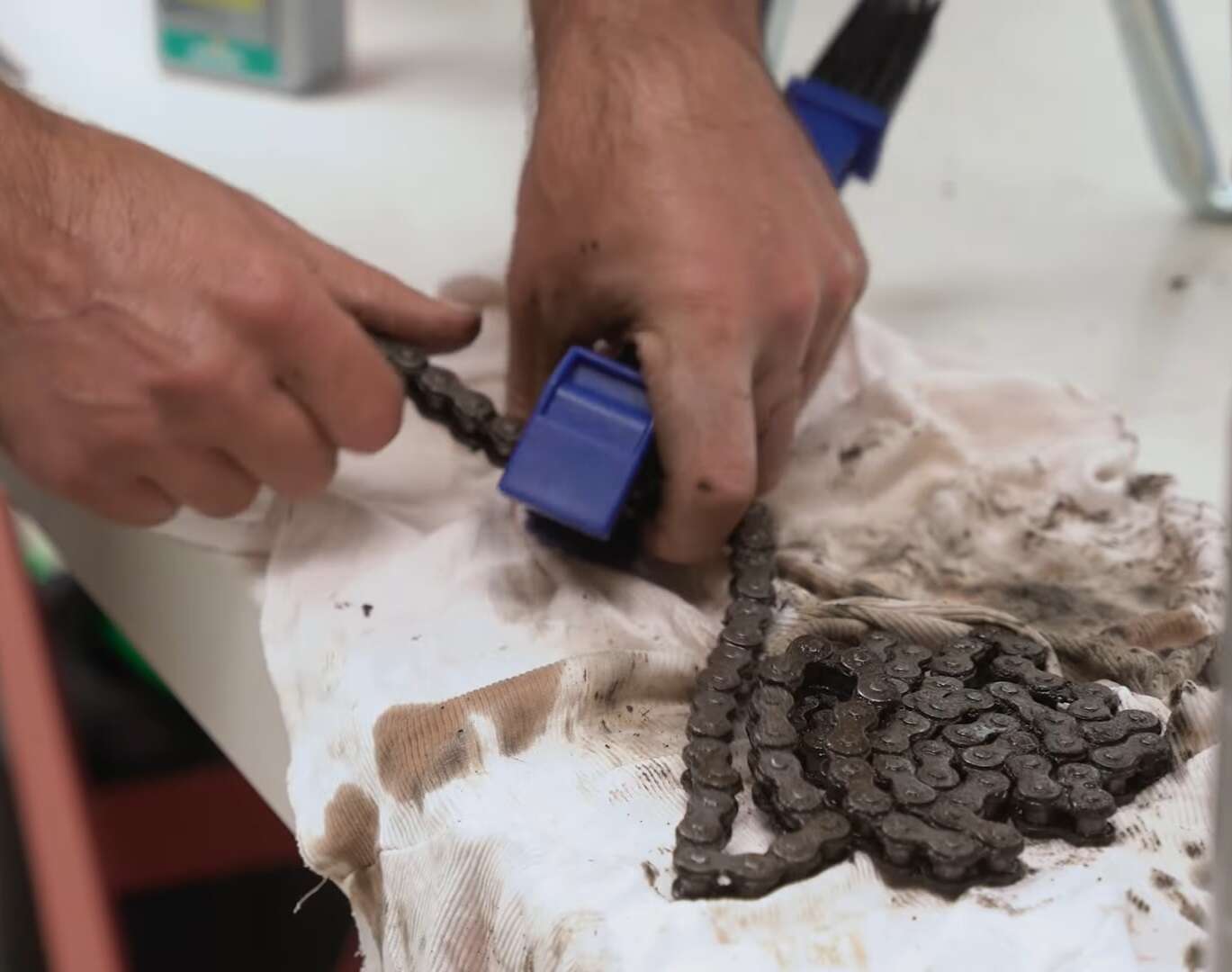 Kette reinigen mit einer Kettenbürste Kette reinigen mit einer Kettenbürste