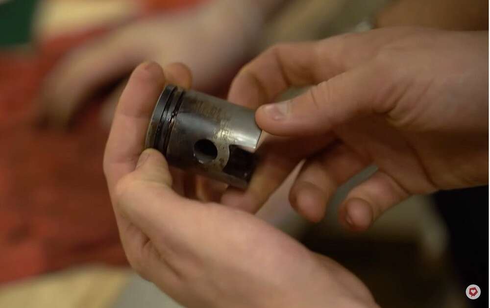 Mindestens die Kolbenringe sollte man erneuern wenn man den Kolben inspiziert Mindestens die Kolbenringe sollte man erneuern wenn man den Kolben inspiziert