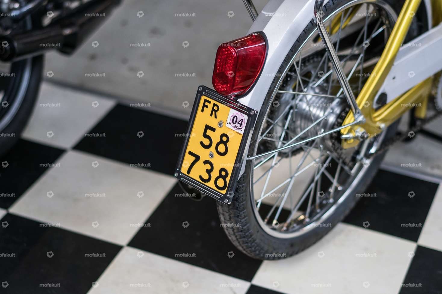 66HEROES Nummernrahmen Custom gold (CH-Version) Carousel Image 5