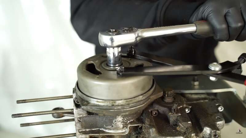 Polrad abziehen an deinem Puch-Töffli Polrad abziehen an deinem Puch-Töffli